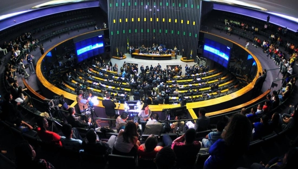 Câmara Federal aprova projeto que cria piso salarial da enfermagem